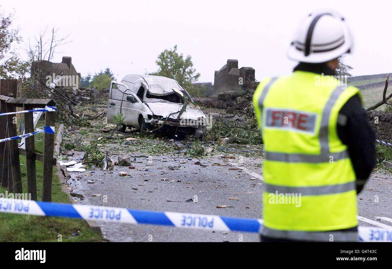 La scène sur un pont ferroviaire sur l'A6 près du village de Shap à Cumbria. Lors de l'incident, un pilote de la RAF a été tué et son co-pilote est absent après que son avion Hawk a heurté un bâtiment et le pont ferroviaire avant de s'écraser et de se désintégrer. * la ligne principale de Londres à l'Ecosse West Coast et l'A6 occupé ont été bloqués par l'accident. Un conducteur de camionnette de 38 ans a été transporté à l'hôpital lorsque son véhicule (piquant) a été heurté par des débris de l'avion et des épaves du pont. Banque D'Images