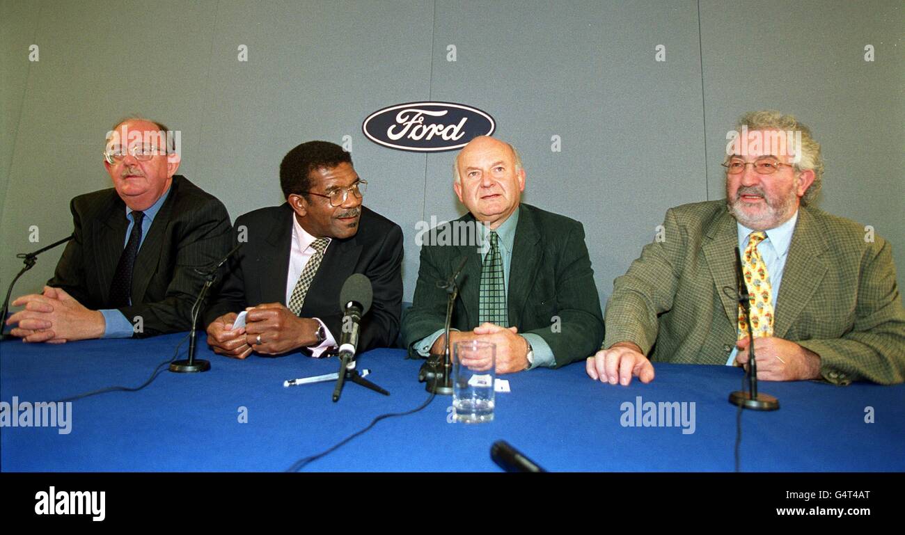 (G-D) John Edmonds, Secrétaire général de l'Union du GMB, Bill Morris, Secrétaire général du T&GWU, Roger Lyons, Secrétaire général de l'Union MSF et Charlie McKenzie, Administrateur principal de l'AEeu, au siège de Ford à Londres.* après leur réunion pour discuter des allégations de racisme à la plus grande usine britannique de la société à Dagenham, Essex avec le Président de Ford Jac Nasser a été reporté au lundi 25 octobre 1999, après le retard du vol de M. Nassar à Londres. Banque D'Images