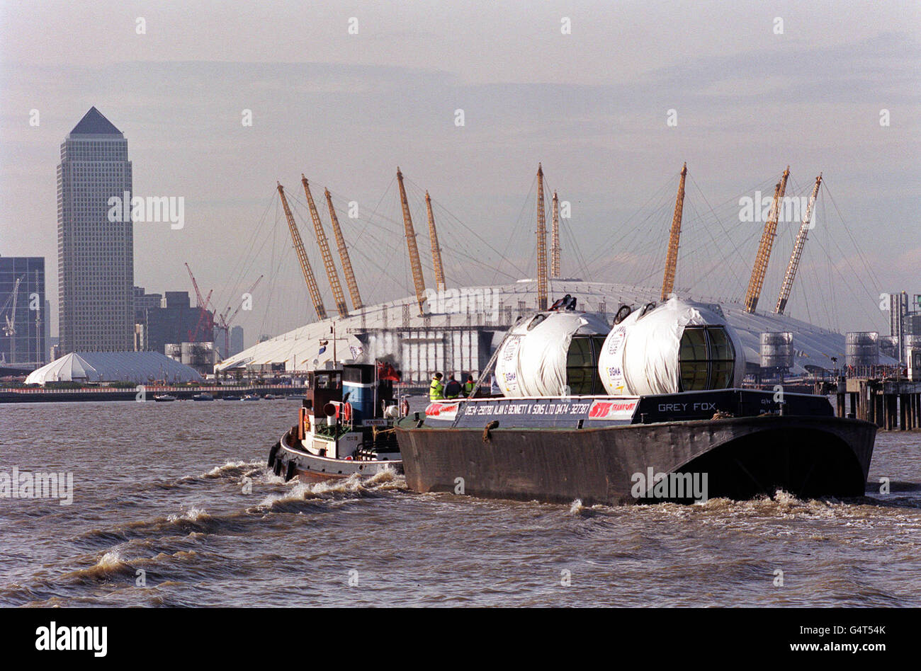 Les gondoles qui pendront du London Eye font leur voyage en bateau sur la Tamise dans le centre de Londres, en passant par le Millennium Dome et Canary Wharf, jusqu'au site de la roue géante. Les 32 capsules prendront jusqu'à une demi-heure pour se déplacer autour de la roue. * pesant 1.5 tonnes et construit en France par la société de remontées mécaniques Poma will , et offrent à leurs passagers des vues de jusqu'à 25 miles de distance. Photo PA: Michael Crabtree Banque D'Images