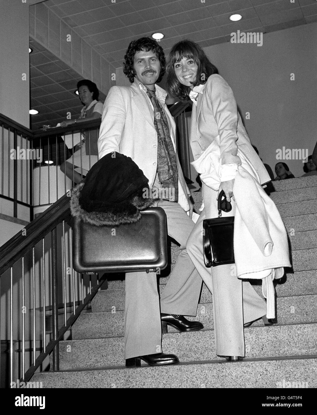 L'actrice Diana Rigg et son mari d'une semaine, l'artiste Manachen Gueffen, à l'aéroport de Londres Heathrow avant de partir pour une lune de miel et un voyage d'affaires à Los Angeles, USA. Banque D'Images