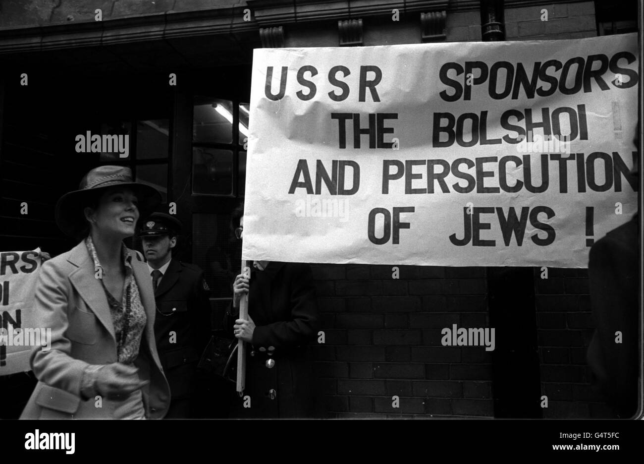 L'actrice Diana Rigg quitte le Colisée de Lodnon après avoir remis une pétition signée en 20,000, au nom de la campagne des femmes pour la juive soviétique. La pétition proteste contre le Ballet Bolchoï qui se présente en Grande-Bretagne, « alors que les Juifs sont persécutés en Union soviétique ». Banque D'Images