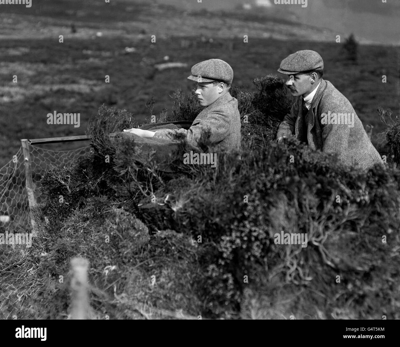 Edward, le prince de Galles (plus tard le duc de Windsor) assiste à un tournage sur le domaine Balmoral. Banque D'Images