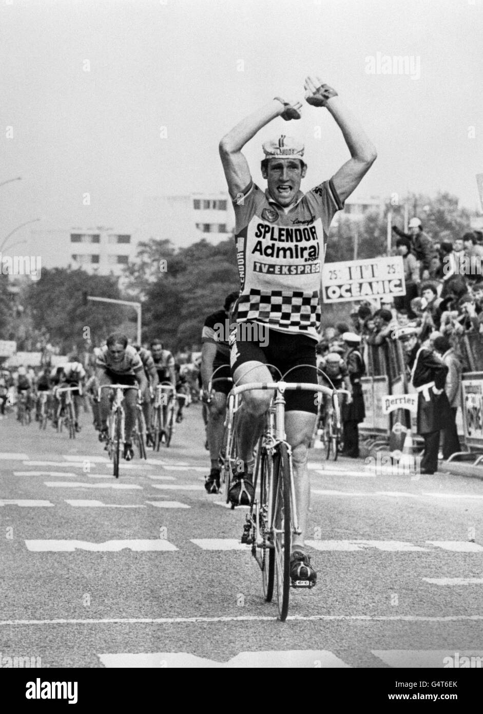 Sean Kelly d'Eire franchissant la ligne pour gagner l'avant-dernière étape du classique du Tour de France 1980 d'Auxerre à Fontenay-sous-Bois, une banlieue parisienne. L'événement global a été remporté par Dutchman Joop Zoetemelk (non représenté). Banque D'Images