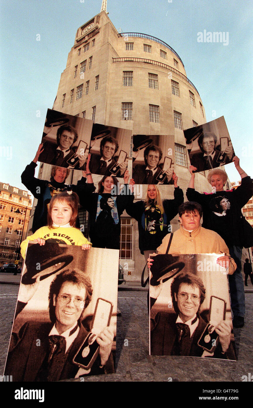 Les fans de Cliff Richard protestent devant la BBC Broadcasting House à Londres, après que BBC radio 2, qui tente de se débarrasser de son image d'or vieux, n'a pas inclus sa nouvelle chanson, la prière du millénaire sur ses listes de lecture.* la décision vient après que le radiodiffuseur de Virgin radio Chris Evans a chanted la star pour être trop vieux. Banque D'Images