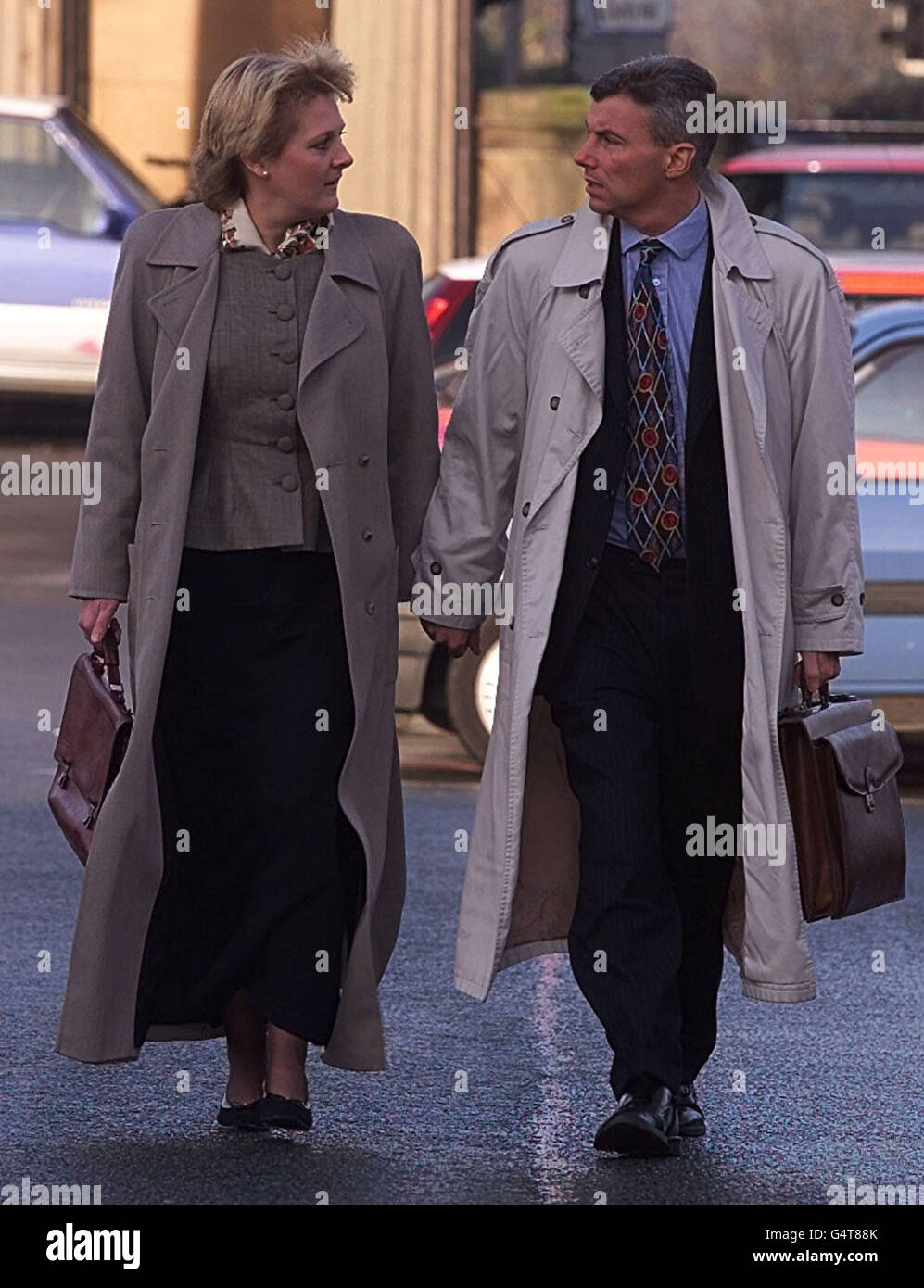 Le solliciteur Sally Clark de Wilmslow, Cheshire, arrive au tribunal de la Couronne de Chester avec son mari Stephen. Mme Clark est accusée du meurtre de ses deux bébés. Le jury poursuit ses délibérations. Banque D'Images