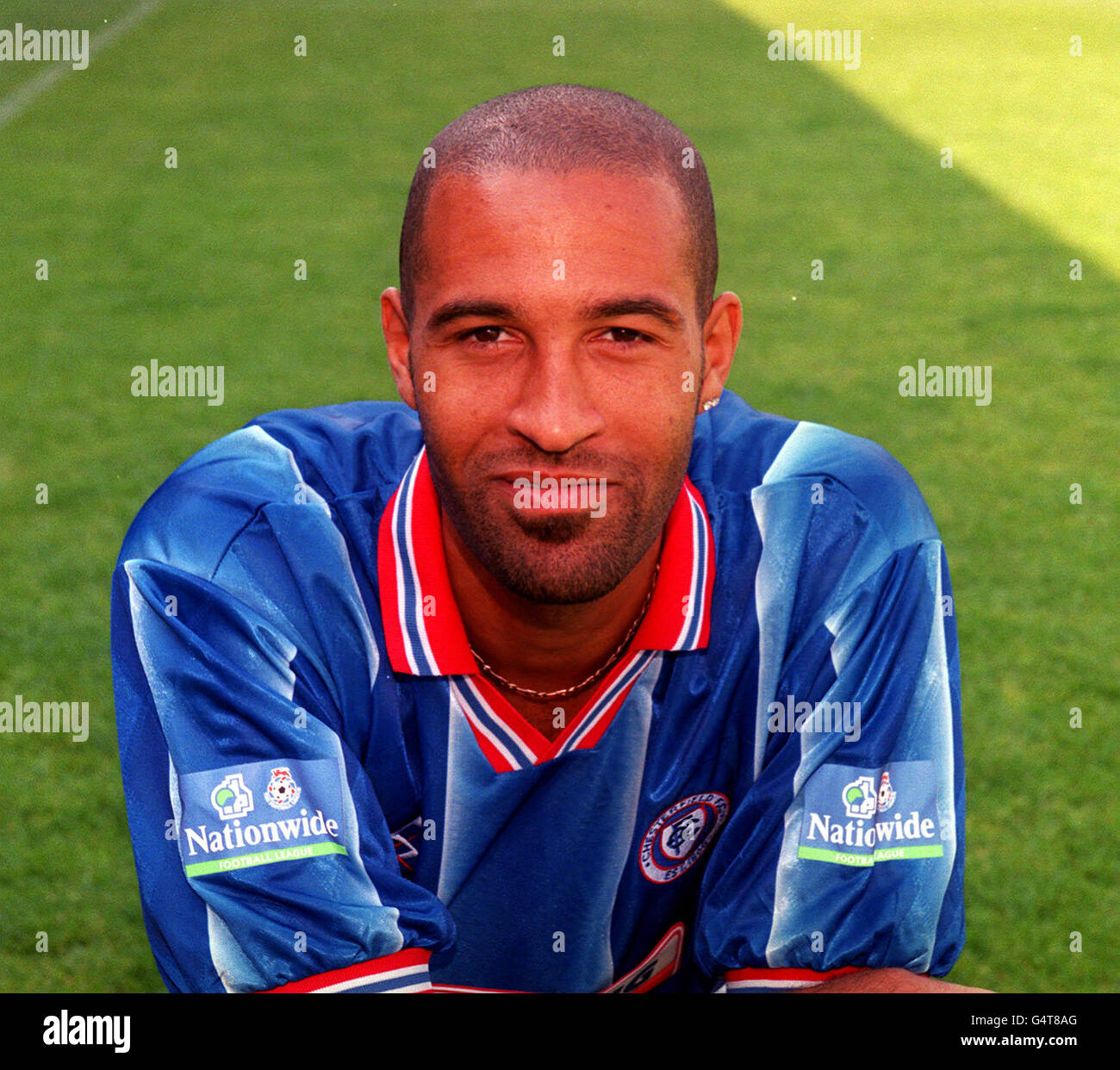 Jason Lee, de la division League deux club de football Chesterfield, à un photocall au stade de terrain de loisirs, avant la saison 1999-2000. Banque D'Images