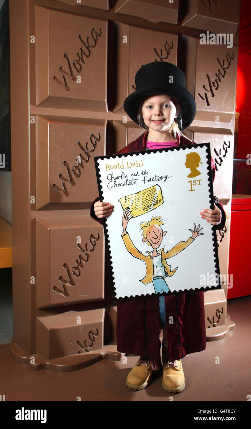 Lucy Purser, âgée de 6 ans, au musée et centre d'histoire Roald Dahl de Buckinghamshire, qui participe au lancement d'une nouvelle série de timbres de Royal Mail célébrant le travail de l'emblématique auteur pour enfants, Roald Dahl, qui sont disponibles auprès des bureaux de poste à partir du mardi 10 janvier. Banque D'Images