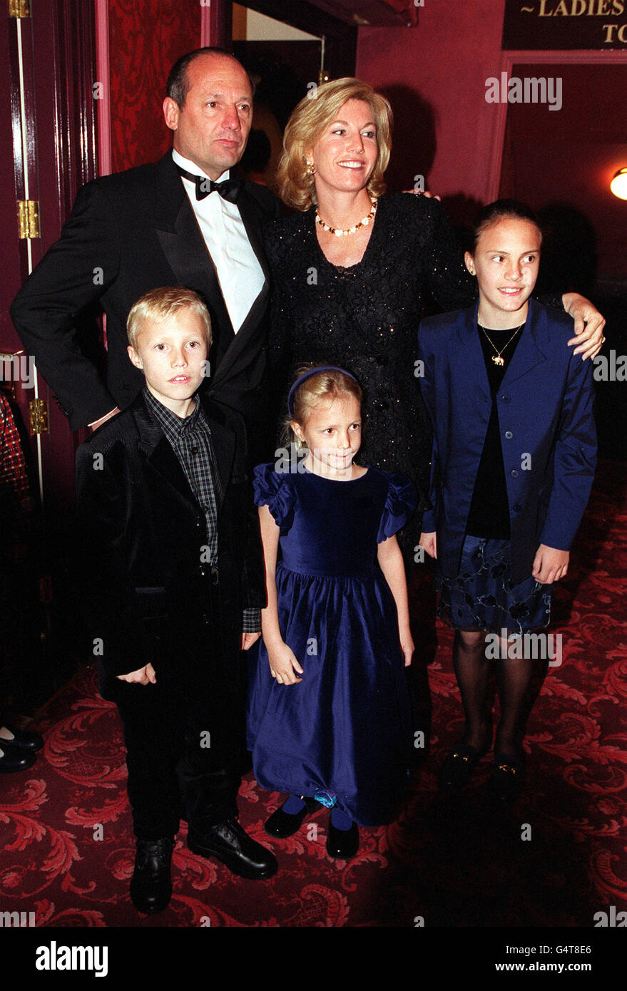 Ron Dennis, chef d'équipe de Formule un de Mclarem, arrive avec sa famille au West End Lyceum Theatre pour la première à Londres du « Roi Lion » de Walt Disney, une comédie musicale spectaculaire basée sur le film animé du même nom. Banque D'Images