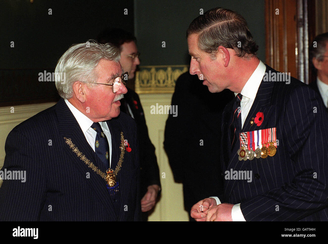 Le Prince de Galles s'entretient avec le président national de la Légion royale britannique John champ, lors d'un festival du souvenir à ceux qui sont tombés dans les guerres du XXe siècle au Royal Albert Hall de Londres. Banque D'Images