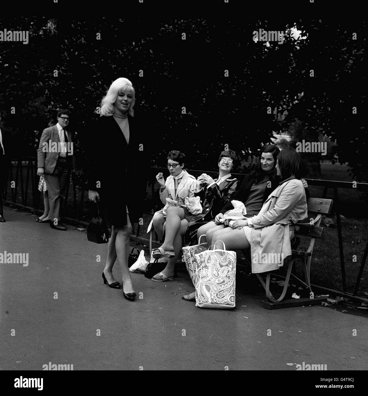 DIANA DORS, l'actrice blonde, vue à Londres au jour le jour (jeudi) comme elle a passé les travailleurs appréciant leur heure de déjeuner. Mlle DORS a déclaré au tribunal de la faillite de Londres à jour du moment où elle a remis à un homme 100,000 de ses biens "au point d'une arme". Mlle DORS, qui a fait faillite pour impôt, comparaissait aux fins d'examen public. Banque D'Images