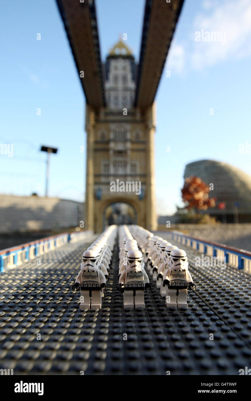 Storm Troopers se sont empais de la Tour Bridge de Londres à Miniland à Legoland Windsor en tant que paysage LEGO miniature, a été repris par les héros et les méchants de Star Wars pour marquer l'ouverture en mars d'un nouveau Miniland de Star Wars au Windsor Resort. Banque D'Images