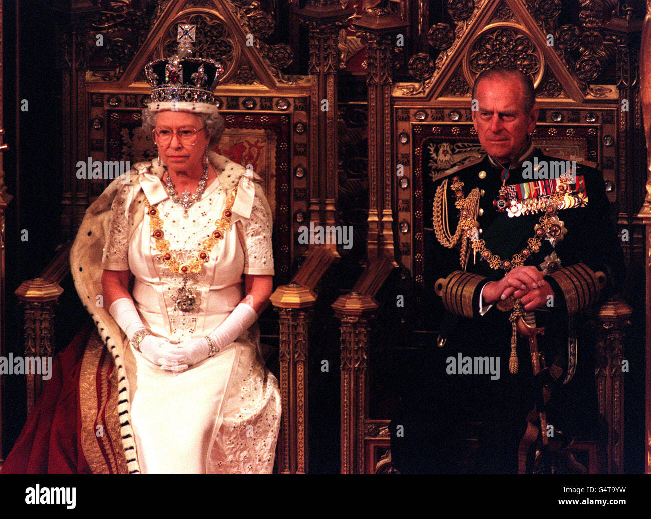 La Reine Elizabeth II et le duc d'Édimbourg à l'ouverture du Parlement à la Chambre des Lords. Le discours du Queens contenait 28 propositions de loi du gouvernement qui seront soumises aux communes et aux lords au cours du prochain mandat parlementaire. Banque D'Images