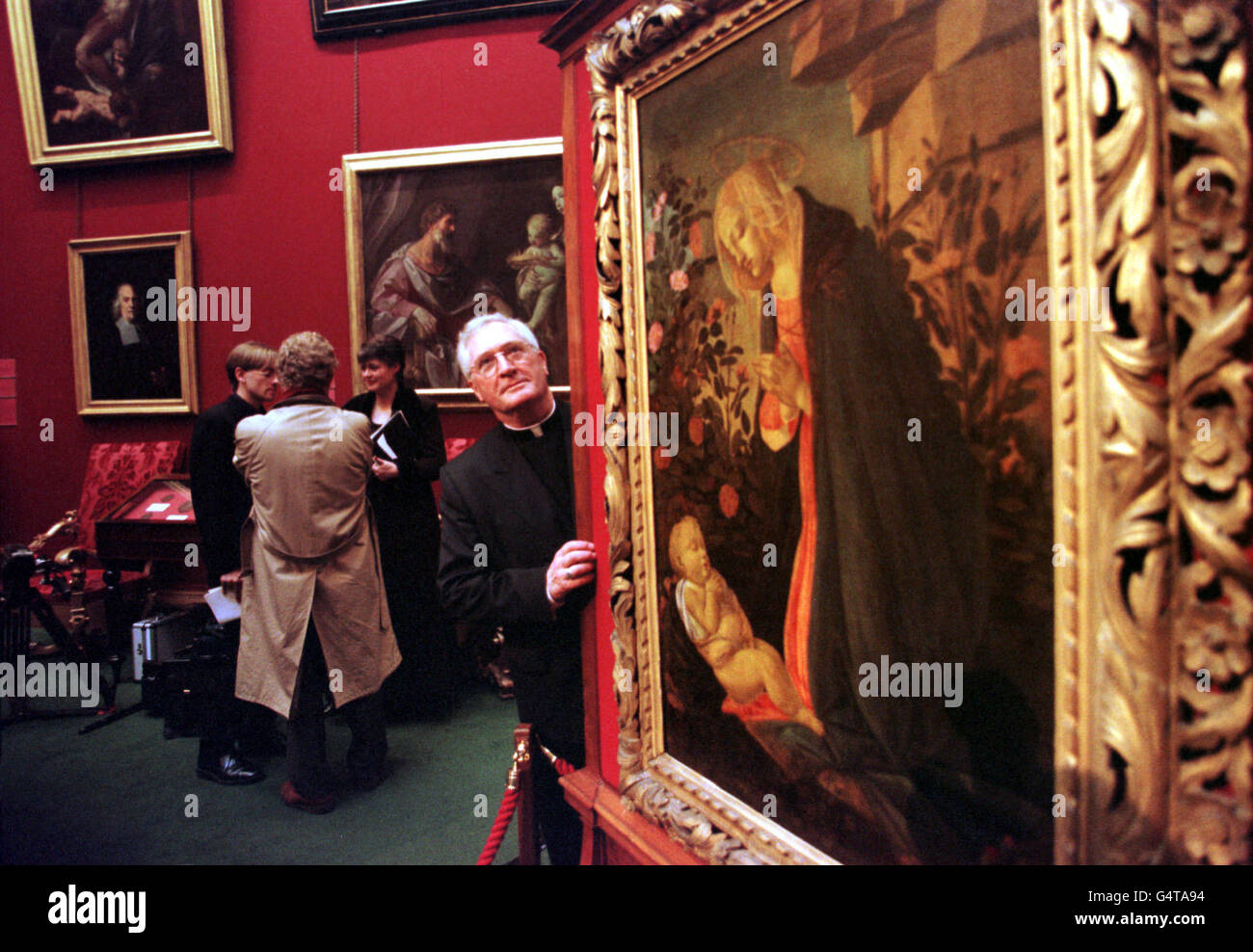 Cardinal Winning examine la nouvelle acquisition de la National Gallery of Scotland, la Vierge de Botticelli adoring the Sleeping Christ Child, qui a été acquise pour 10.25 millions avec l'aide d'une bourse de loterie nationale. * le Premier ministre écossais, Donald Dewar, qui a dévoilé la peinture à la galerie d'Édimbourg, a déclaré à un auditoire qu'il était absolument ravi que la peinture reste en Écosse. Banque D'Images