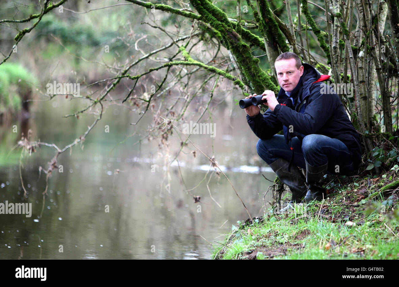 Seamus Cullinan, inspecteur de l'Agence des Luges, dont la région comprend les rivières Mourne (Omagh) et Finn (Donegal), à la recherche des braconniers de saumon. Banque D'Images