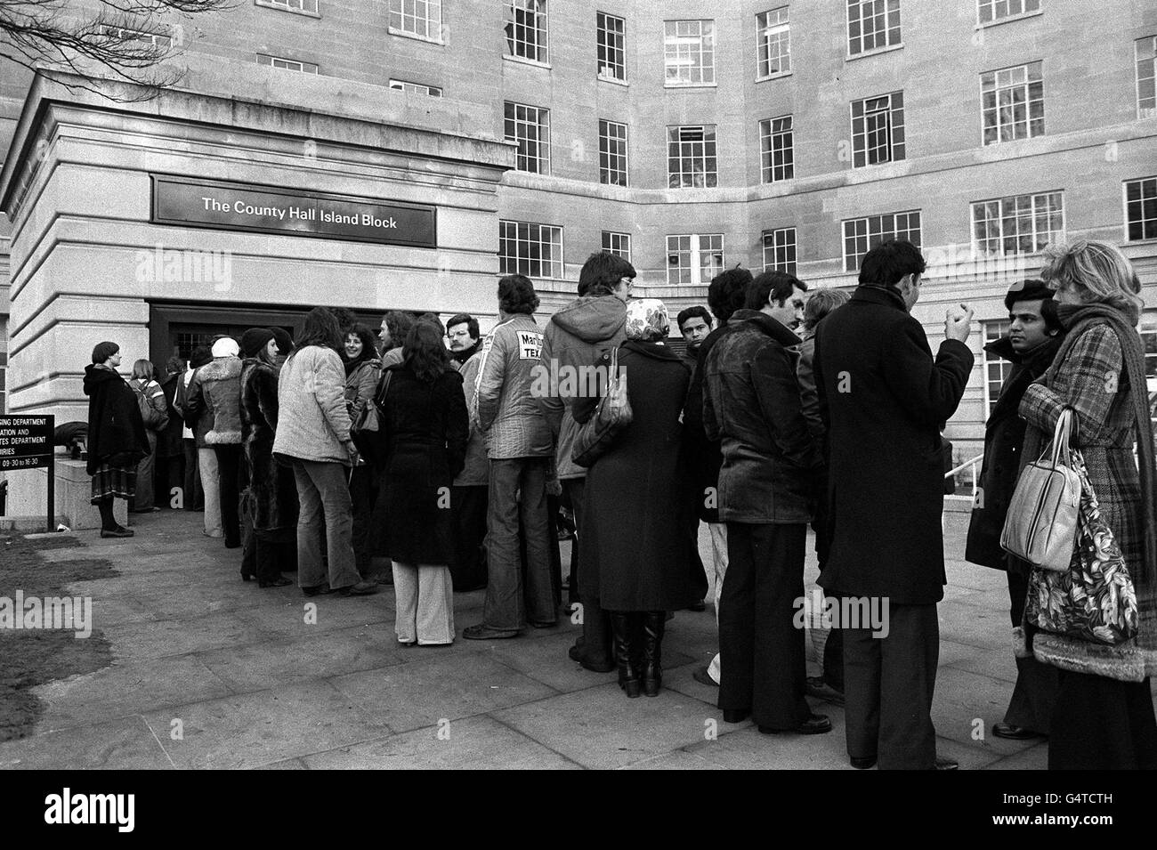 Les Londoniens d'attente pour les foyers GLC Banque D'Images