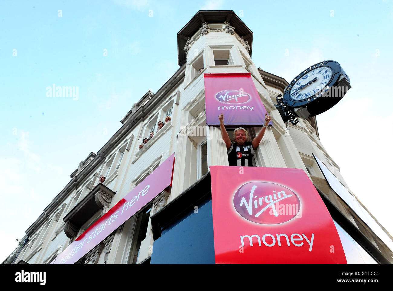 Sir Richard Branson à la succursale New Vigin Money, à l'ancienne succursale Northern Rock sur la rue Northumberland à Newcastle. Banque D'Images