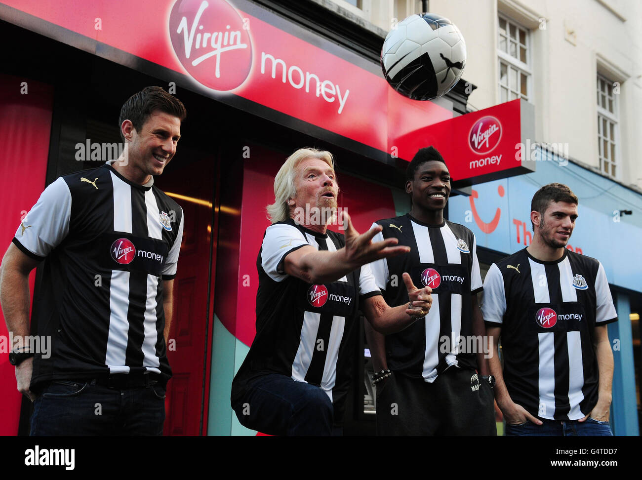 Sir Richard Branson (deuxième à gauche) avec les joueurs de Newcastle (de gauche à droite) Mike Williamson, Sammy Ameobie et Davide Santon à la succursale New Vigin Money, à l'ancienne succursale Northern Rock sur la rue Northumberland à Newcastle. Banque D'Images