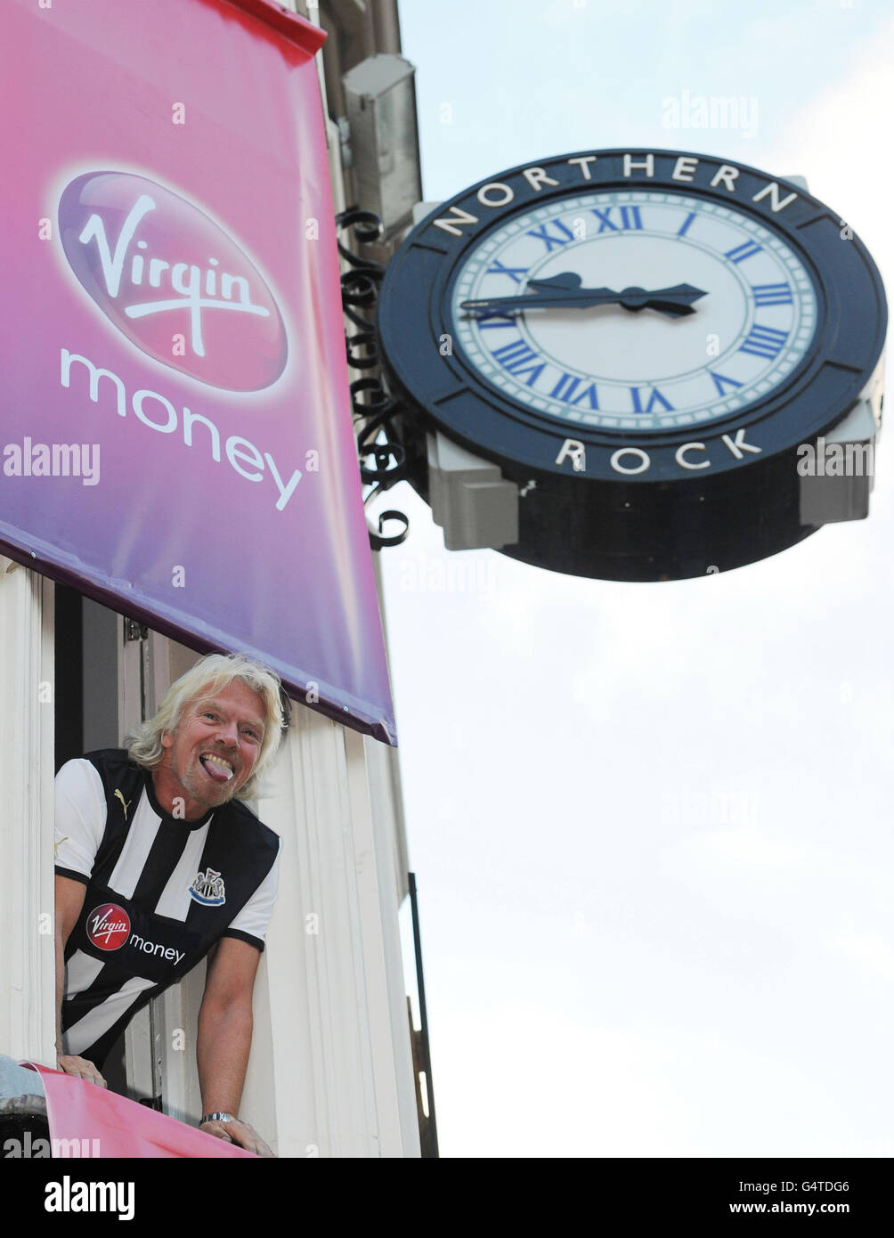 Sir Richard Branson à la succursale New Vigin Money, à l'ancienne succursale Northern Rock sur la rue Northumberland à Newcastle. Banque D'Images