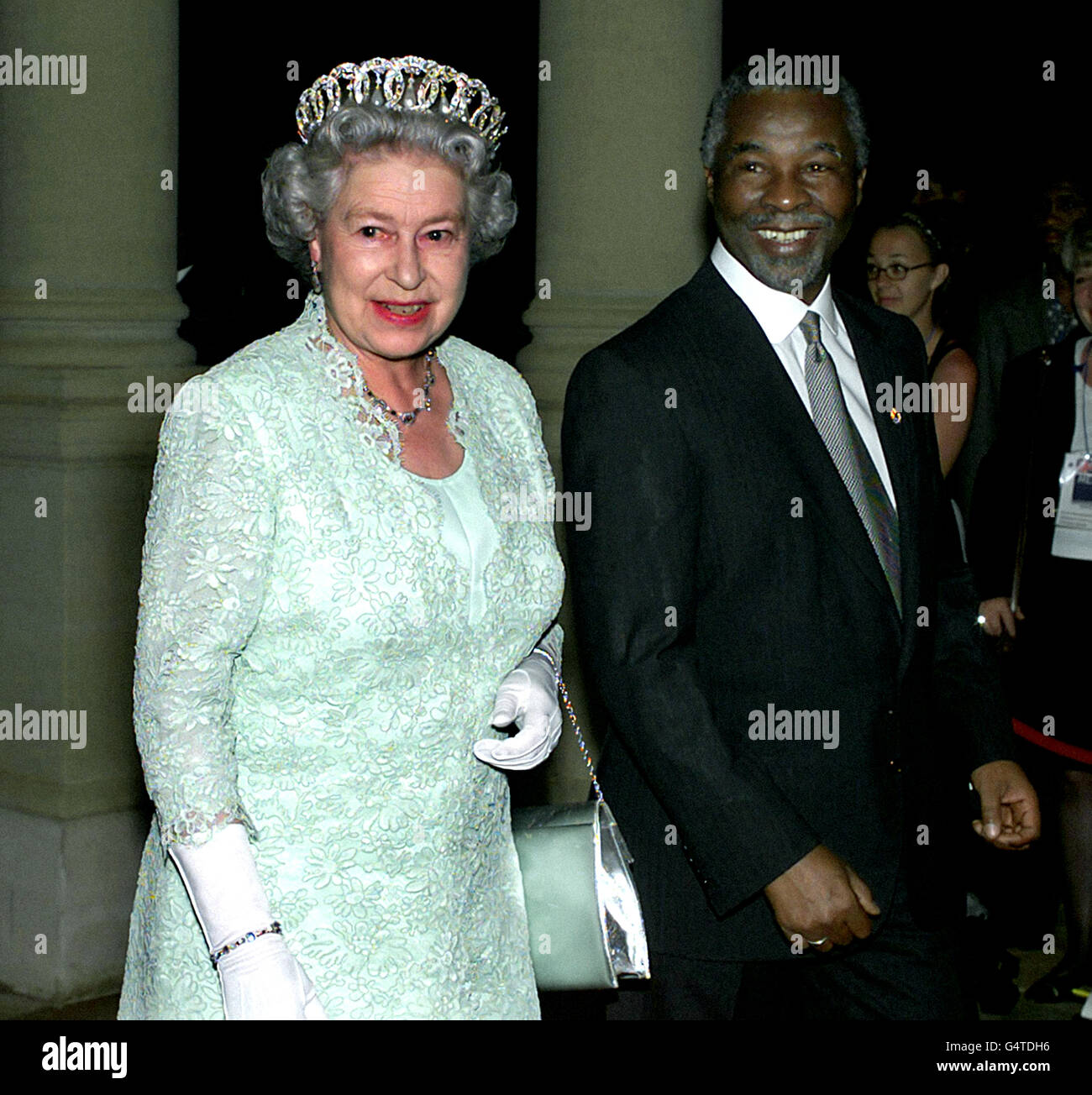 Le président sud-africain Thabo Mbeki accompagne la Reine Elizabeth II à un banquet d'État tenu en son honneur à la Maison d'hôtes présidentielle de Pretoria. *12/06/2001...le Président sud-africain Thabo Mbeki accompagne la Reine lors d'un banquet d'État tenu en son honneur à la Maison d'hôtes présidentielle, Pretoria, Afrique du Sud. Le président sud-africain Thabo Mbeki commençait une visite d'État de quatre jours en Grande-Bretagne. Le président Mbeki, accompagné de plusieurs de ses ministres ainsi que de sa femme, a été accueilli par la Reine et le duc d'Édimbourg au château de Windsor, où se tient un banquet d'État Banque D'Images