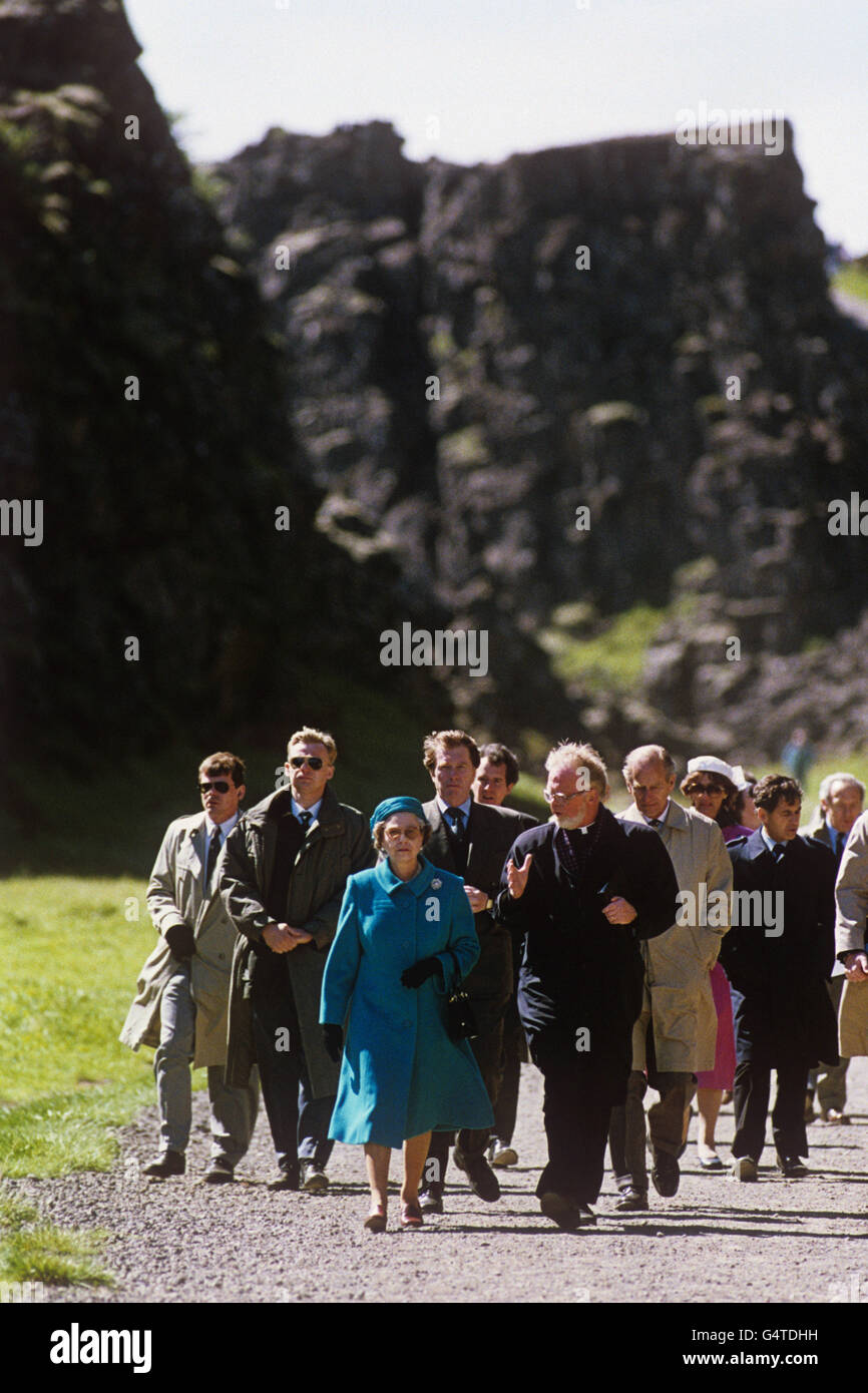 La reine Elizabeth II et le président de l'Islande Vigdis Finnbogadottir lors d'une promenade. Derrière le président se trouve le duc d'Édimbourg. À droite, en couche sombre, se trouve le surintendant principal Jim Beaton, officier de police de la Reine. Banque D'Images