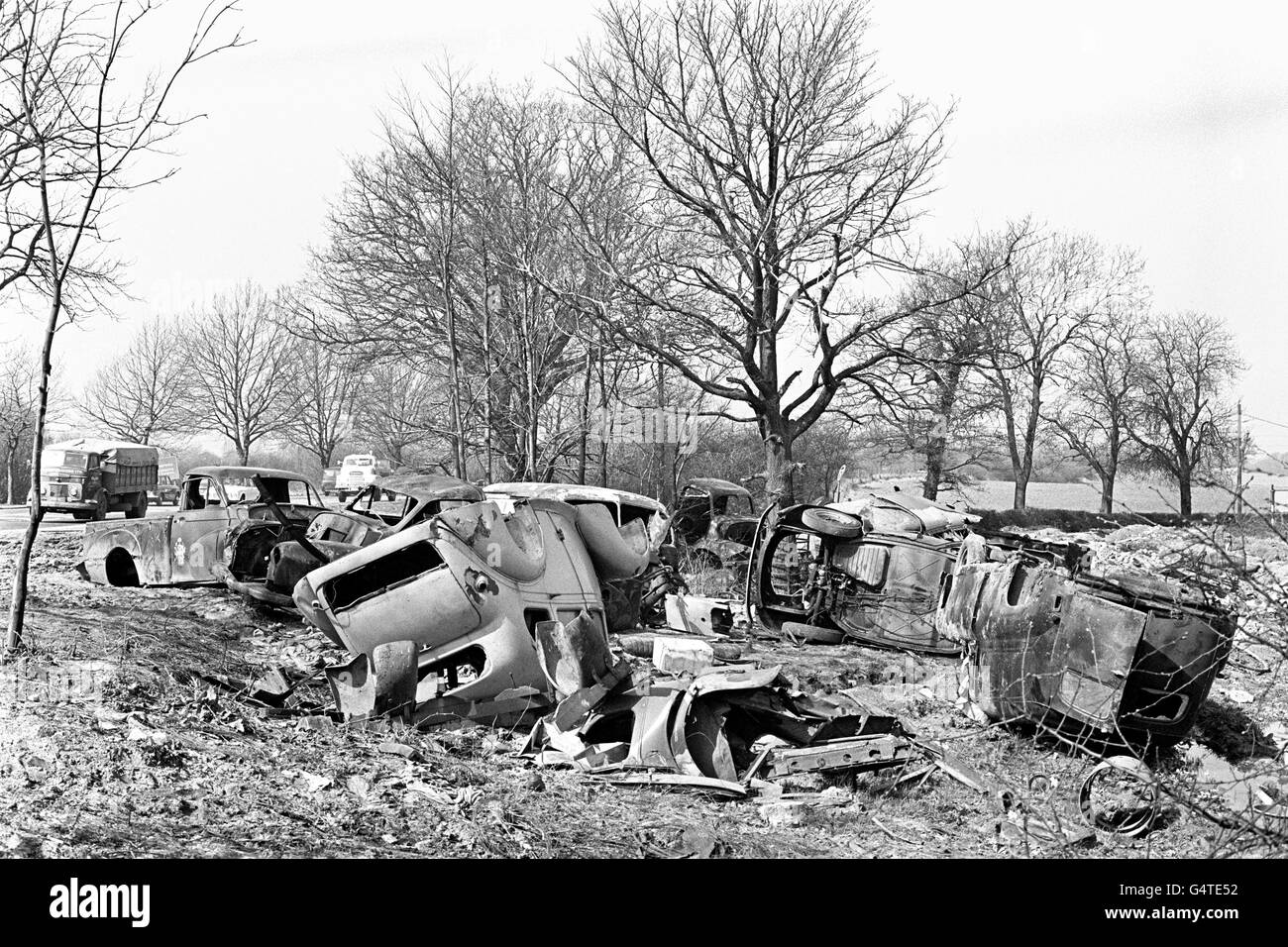 Automobile - caractéristiques des véhicules mis au rebut - Londres.Les véhicules automobiles abandonnés sont installés le long de la route A41, au nord de Londres, rouillés et pourris Banque D'Images