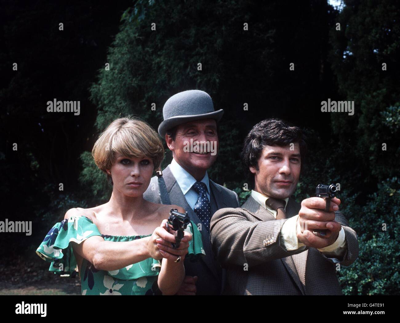 Patrick MacNee, en tant que joueur de Bowler, a donné la parole à John Steed, Joanna Lumley, qui joue Purdey et Gareth Hunt en tant que Mike Gambit pendant le tournage de la nouvelle série télévisée des Avengers (les nouveaux Avengers) aux studios Pinewood, Bucks. Banque D'Images