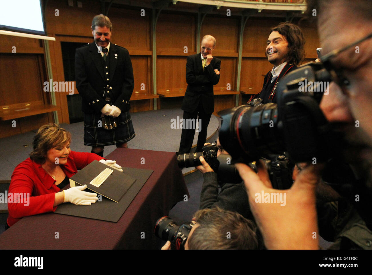 La secrétaire à la culture Fiona Hyslop avec une lettre qui aurait été en possession de William Wallace est en spectacle à New Registar House à Édimbourg. APPUYEZ SUR ASSOCIATION photo. Date de la photo: Jeudi 12 janvier 2012. Le document a été trouvé dans la Tour de Londres dans les années 1830 et a été rendu en Écosse sur un prêt à long terme aux National Records of Scotland. Le crédit photo devrait se lire comme suit : Andrew Milligan/PA Wire Banque D'Images