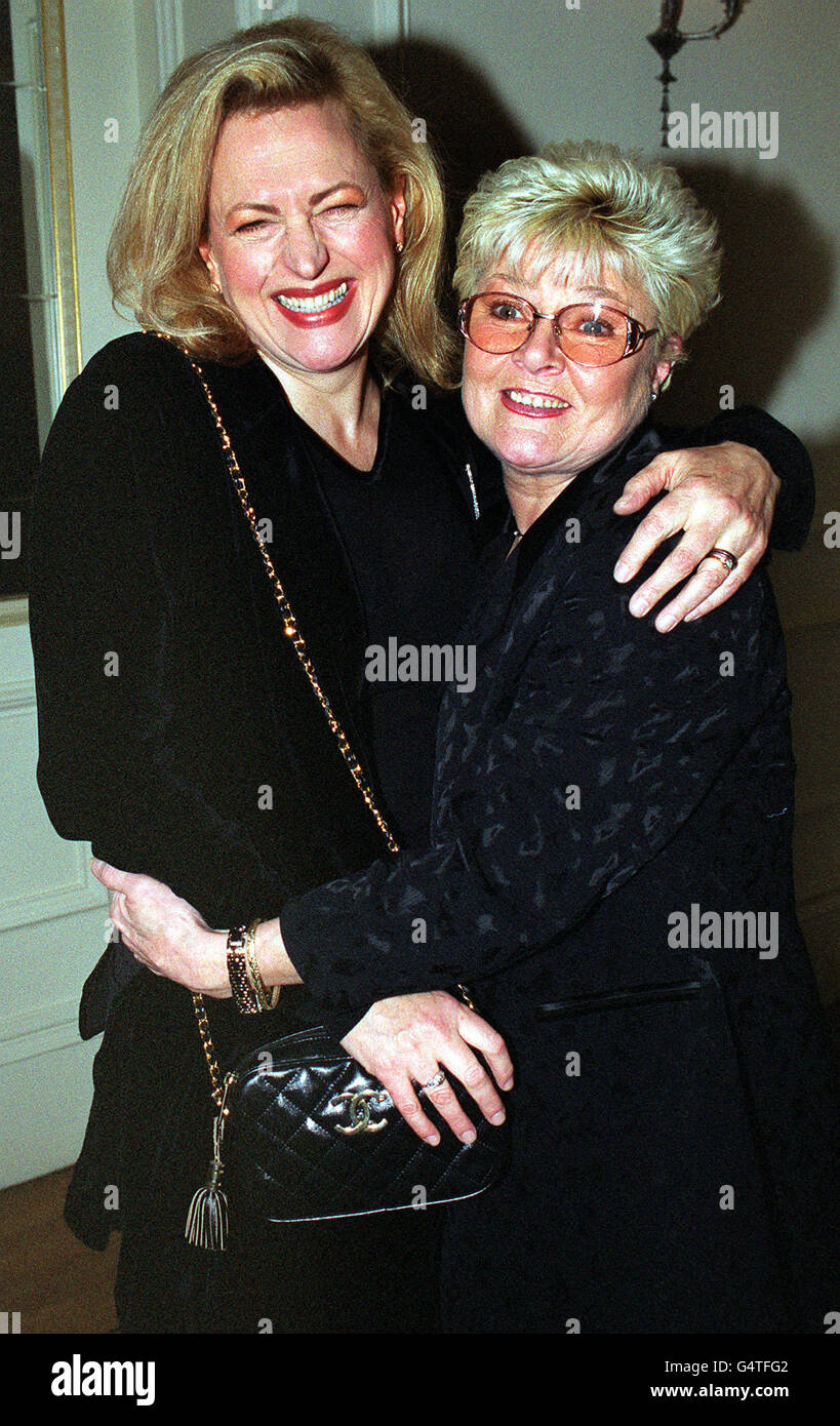 L'actrice Barbara Dickson (à gauche), star de la dépense musicale et Viv Nicholson, sur laquelle a été basée l'histoire de la vie musicale, après avoir remporté le prix de la meilleure comédie musicale lors des Evening Standard Theatre Awards 1999 au Savoy Hotel, Londres. Banque D'Images