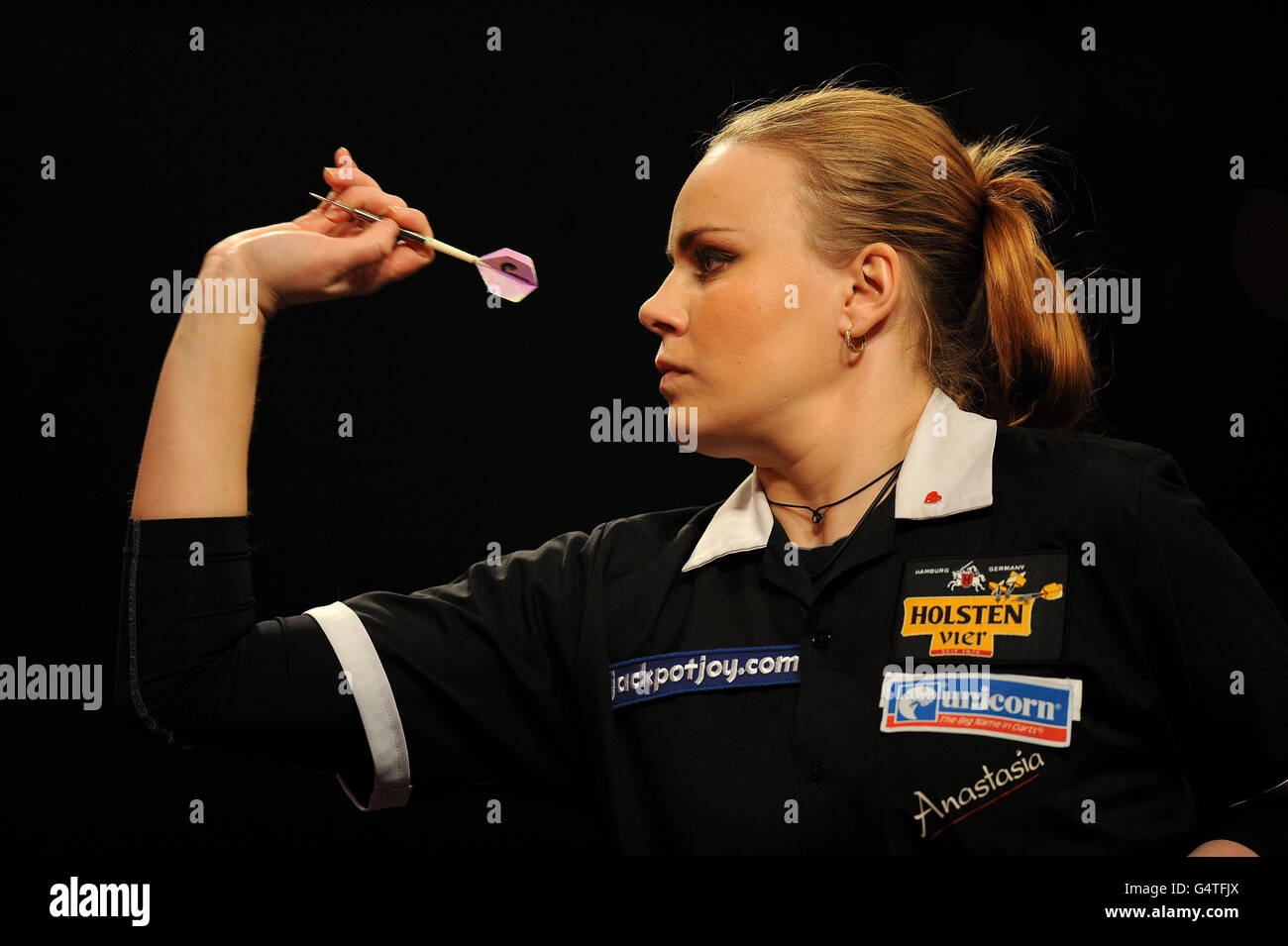 Anastasia Dobromyslova en Russie en action lors de la demi-finale lors des championnats du monde de fléchettes professionnelles BDO au complexe Lakeside, Surrey. Banque D'Images