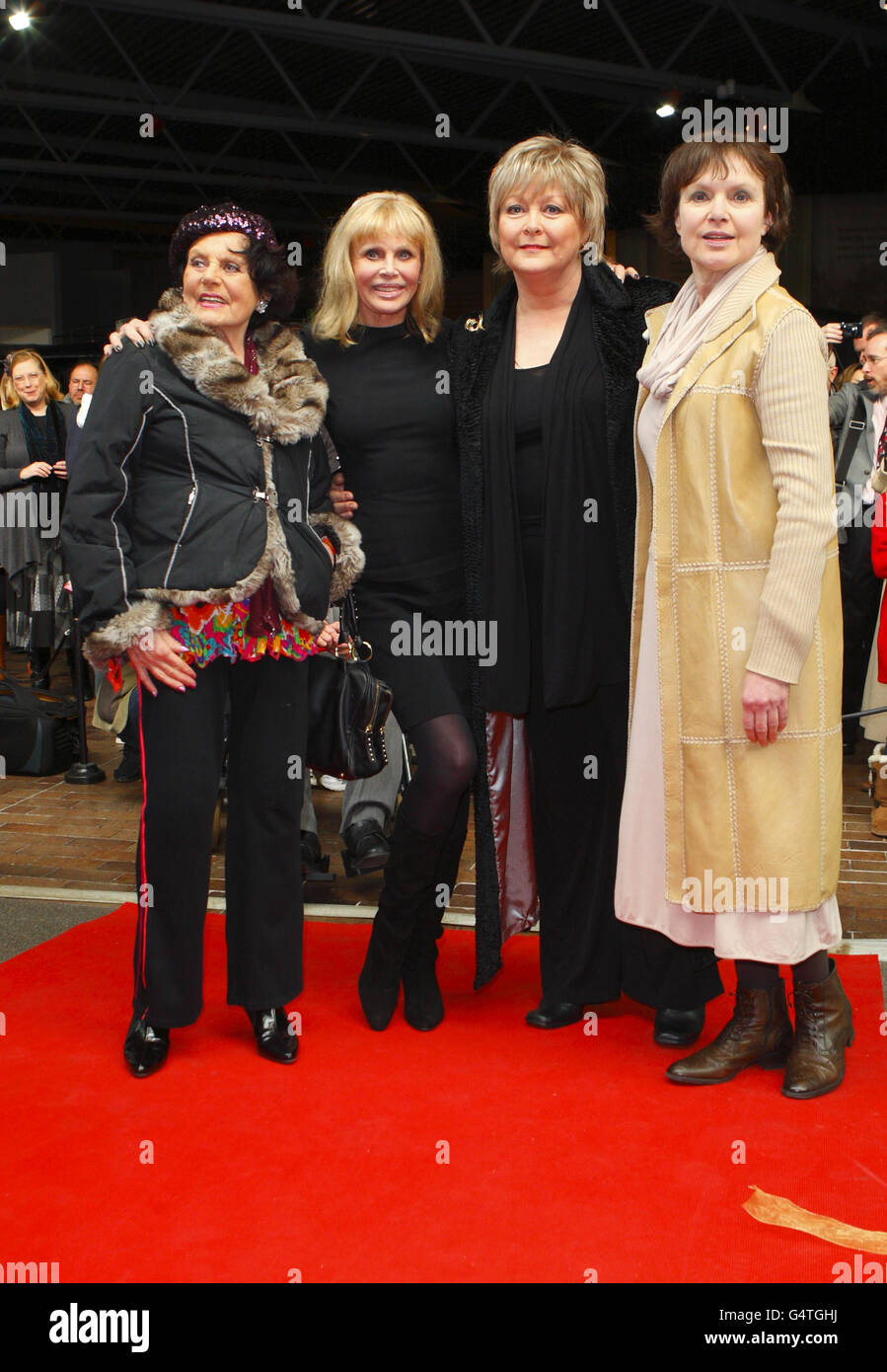 Ex Bond Girls (à partir de la gauche) Eunice Gayson (Dr No et de Russie avec amour), Britt Ekland (l'homme avec le Golden Gun), Jenny Hanley (au service secret de sa Majesté) et Madeline Smith (vivre et laisser mourir) lors d'une nouvelle exposition, Bond en mouvement, au Musée national de l'automobile, Beaulieu dans la New Forest, Hampshire. Banque D'Images
