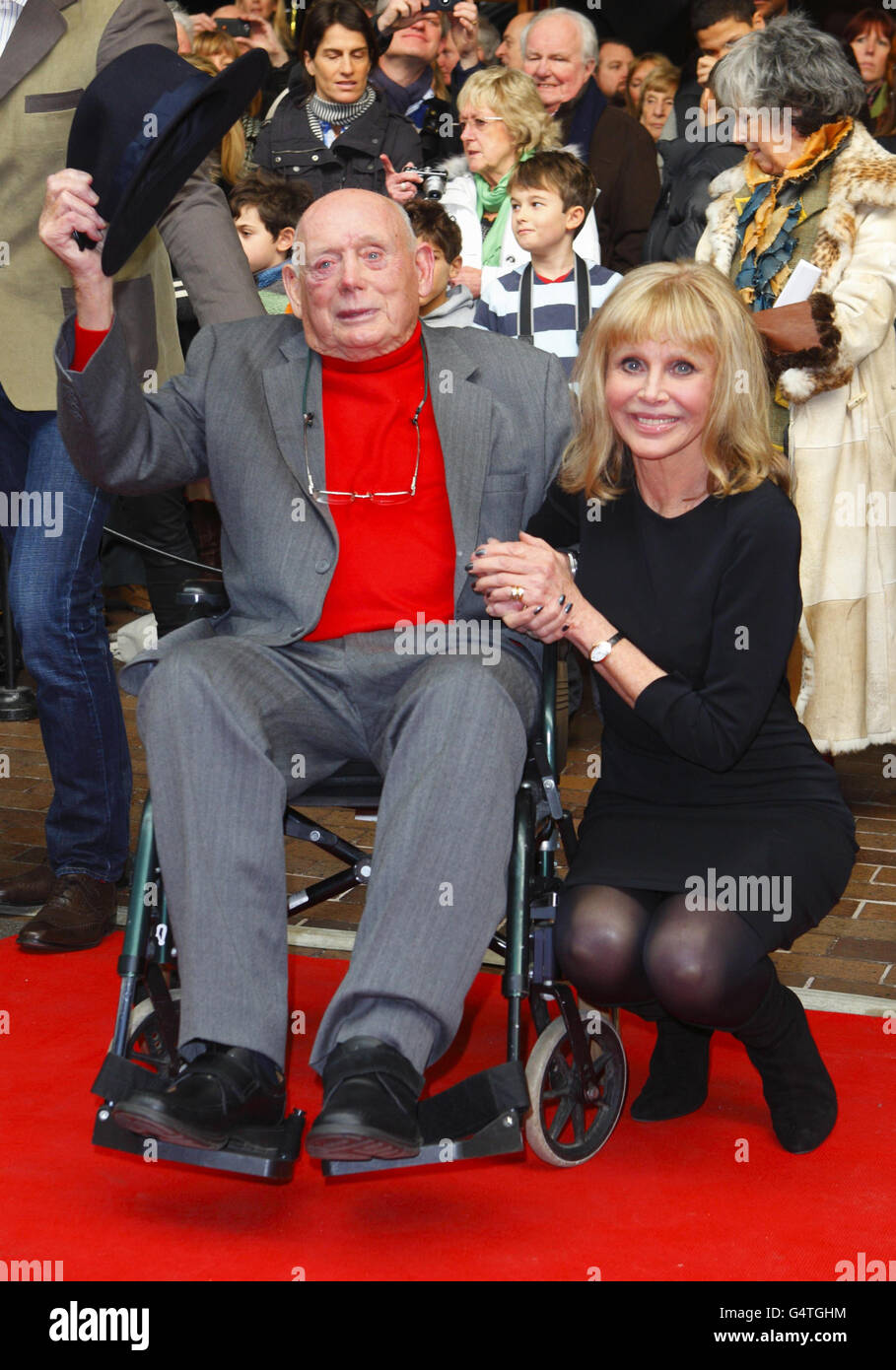 L'ancienne Bond Girl Britt Ekland avec Lord Montague lors d'une nouvelle exposition, Bond in Motion, au Musée national de l'automobile de Beaulieu, dans la New Forest, Hampshire. Banque D'Images