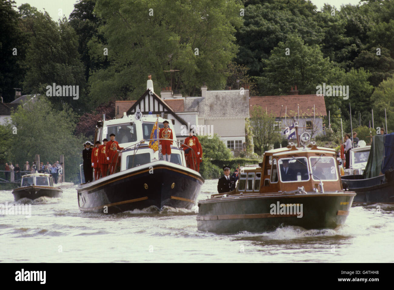 La Royal Barge, 'Royal Nore', arrivant à Twickenham avec le Prince Charles qui assistait aux célébrations du 900e anniversaire de Twickenham. Banque D'Images