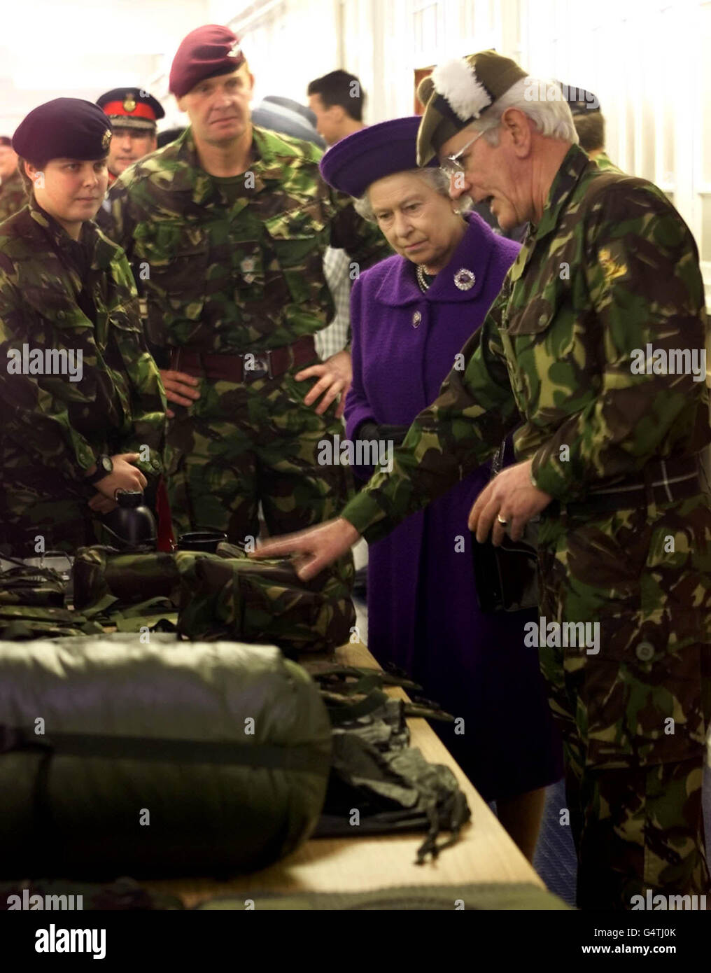 La reine Elizabeth II, en Grande-Bretagne, examine une partie de l'équipement fourni aux réservistes avant le déploiement opérationnel dans le magasin du Quartermaster à la caserne de Chetwynd, à Chilwell, à Nottingham. Banque D'Images