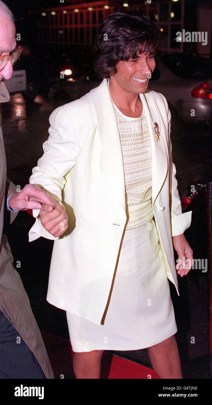 Fatima Whitbread, ancienne titulaire du record mondial de javelin féminin, arrive aux BBC Sports Personality of the Year Awards, qui se tiennent dans les studios de télévision de la BBC à Londres. Banque D'Images