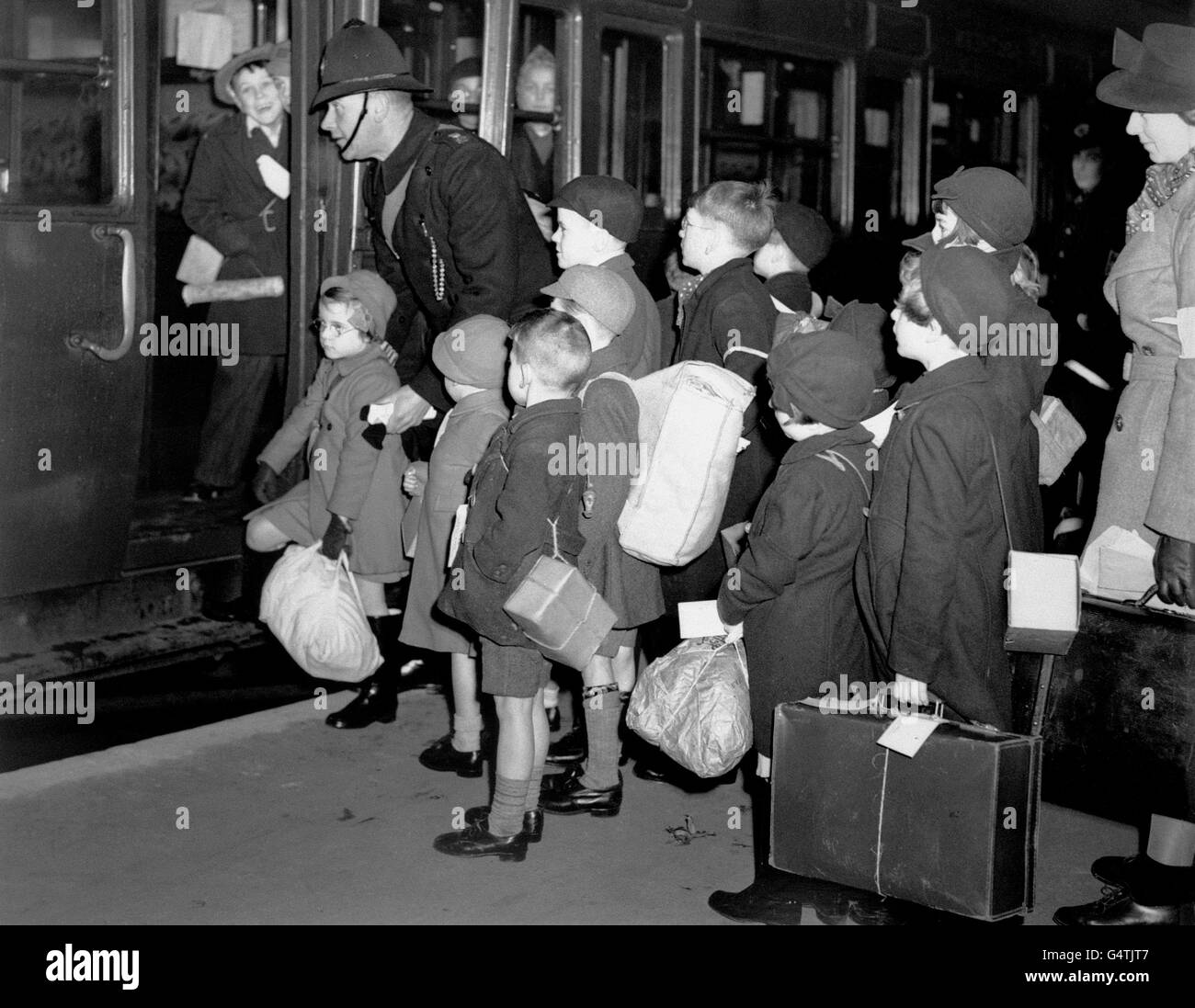 Les écoliers de Londres portent des masques à gaz et des bagages le 1er septembre 1939, alors qu'ils partent en train pour l'évacuation vers Devon au début de la Seconde Guerre mondiale. Banque D'Images