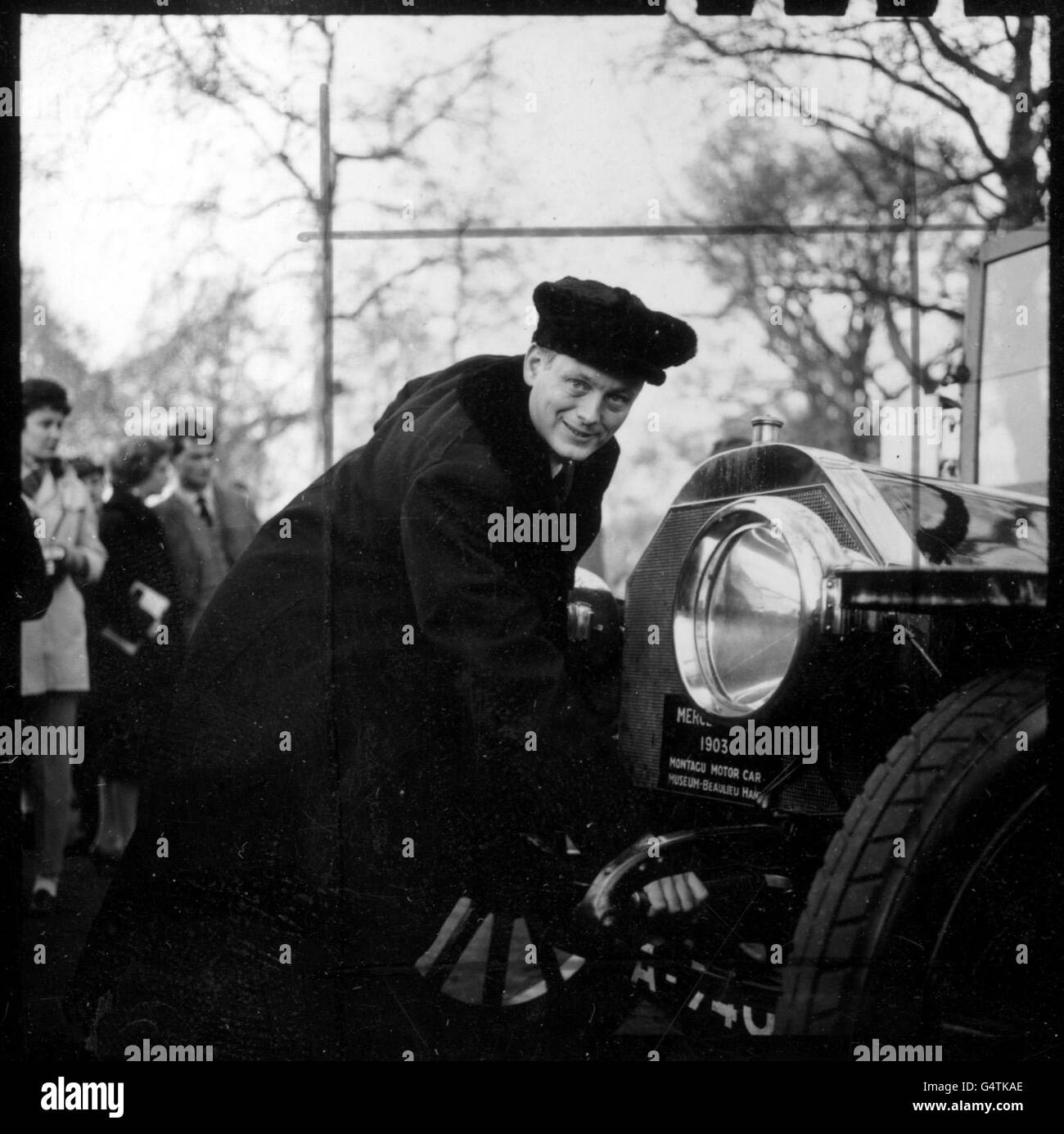 * balayage basse résolution d'un contact* Lord Montagu à fourrure de Beaulieu lance une Mercedes 60 de 1903 chevaux du Musée de l'automobile de Montagu à Beaulieu, Hampshire, avant de démarrer dans la voiture à Hyde Park dans la course annuelle de voiture de vétéran du Royal automobile Club de Londres à Brighton. Banque D'Images