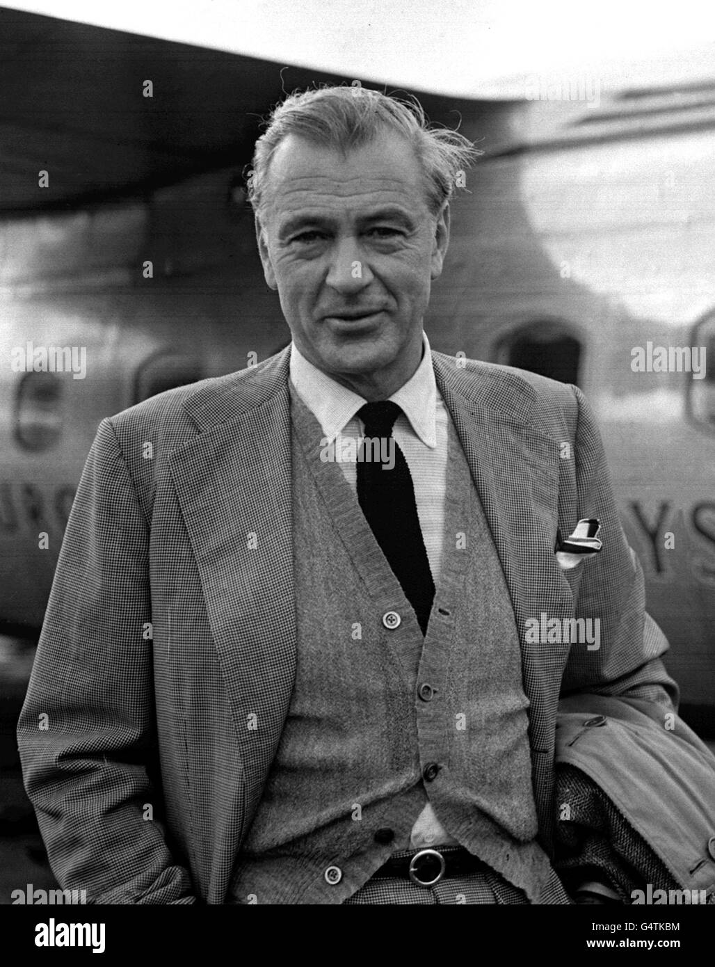 Gary Cooper, acteur d'Hollywood, à l'aéroport de Londres, au départ de Paris pour assister à la Royal film Performance de « Rob Roy » de Walt Disney à l'Odeon Leicester Square, Londres. Banque D'Images