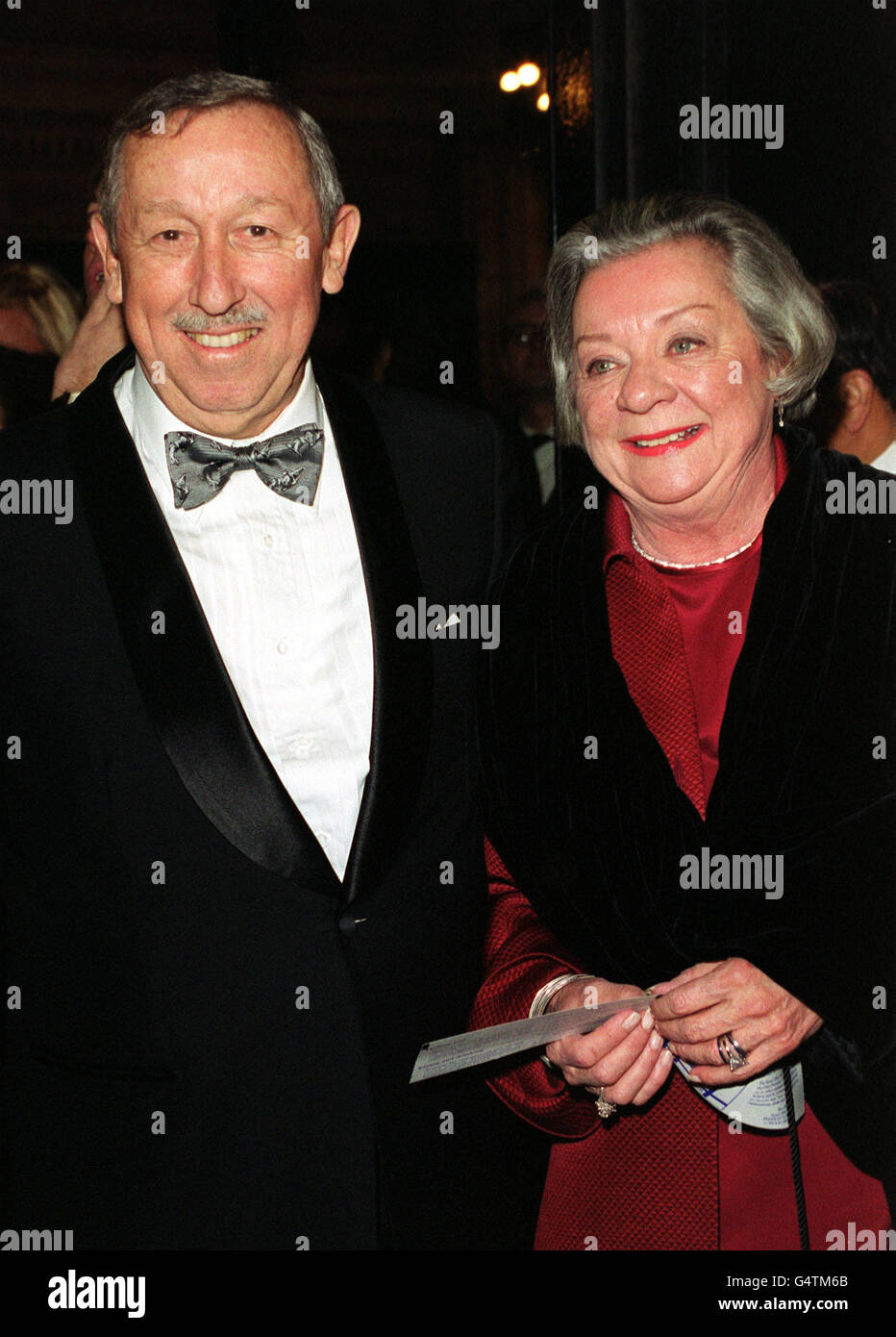 Roy Edward Disney neveu de Walt Disney et vice-président et chef de l'animation de The Disney Corporation avec son épouse, arrivent pour la première britannique de « Fantasia/2000 » de Walt Disney au Royal Albert Hall, à Londres. Banque D'Images