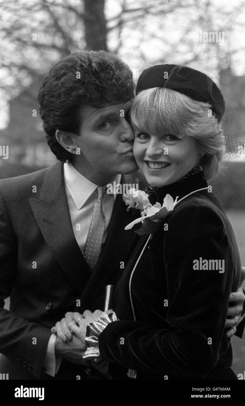 PA photo 1/12/81 Alvin Stardust et Liza Goddard après leur cérémonie de mariage au bureau d'enregistrement de Haringey à Londres. Banque D'Images