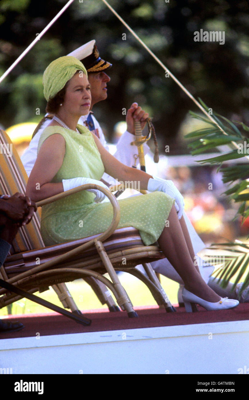 La reine Elizabeth II et le duc d'Édimbourg lors du défilé à Port Moresby, lorsque la reine a présenté une nouvelle couleur de la reine au régiment du premier Bataillon des îles du Pacifique lors de leur visite à Papa en Nouvelle-Guinée Banque D'Images