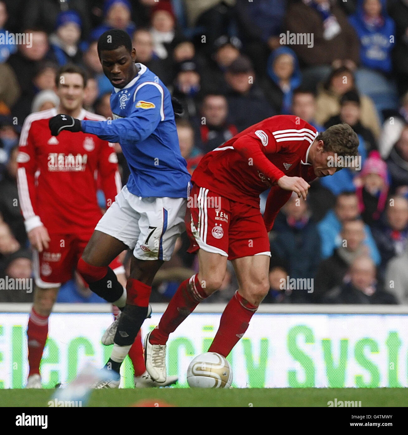 Maurice Edu des Rangers et Chris Clark d'Aberdeen (à droite) se battent pour le ballon lors du match de la première ligue écossaise de la Banque Clydesdale au stade Ibrox, à Glasgow. Banque D'Images