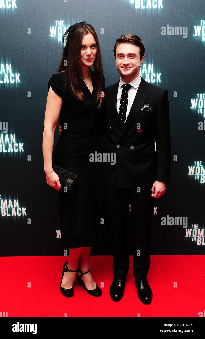 Daniel Radcliffe et Liz White arrivent pour la première mondiale de la Femme en Noir, au Royal Festival Hall, Southbank Centre, Belvedere Road, Londres. Banque D'Images