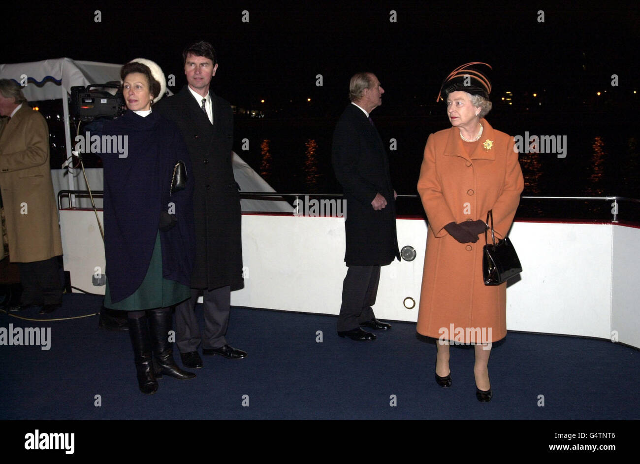 La Reine (à droite) avec le duc d'Édimbourg, la princesse royale et le commandant Tim Laurence (2e à gauche) à bord du Millenium of Peace Royal pour le voyage sur la Tamise Greenwich et le Millennium Dome. Banque D'Images