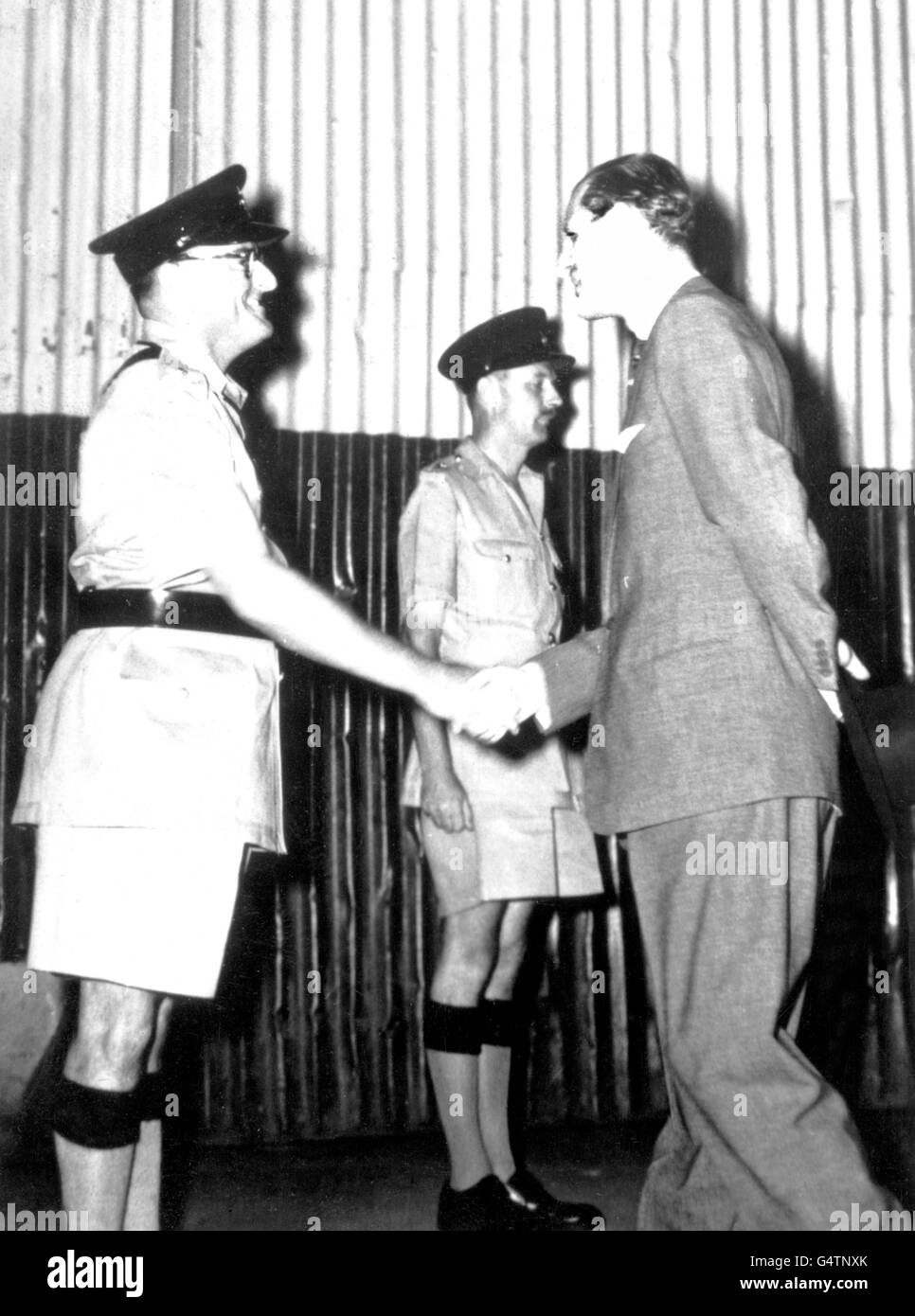 Le Prince Philip avec le Secrétaire privé, le lieutenant-commandant Michael  Parker, à Gibraltar, après avoir resigné après l'annonce de leur séparation  par son épouse, Eileen Parker, le 6th février 1957.La caméra capture