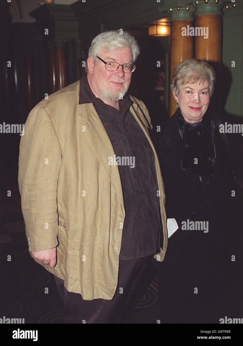 L'acteur britannique Richard Griffiths arrive au restaurant Simpsons dans le West End de Londres, pour assister à un dîner de célébrités pour célébrer l'ouverture britannique du film, Sleepy Hollow. Banque D'Images