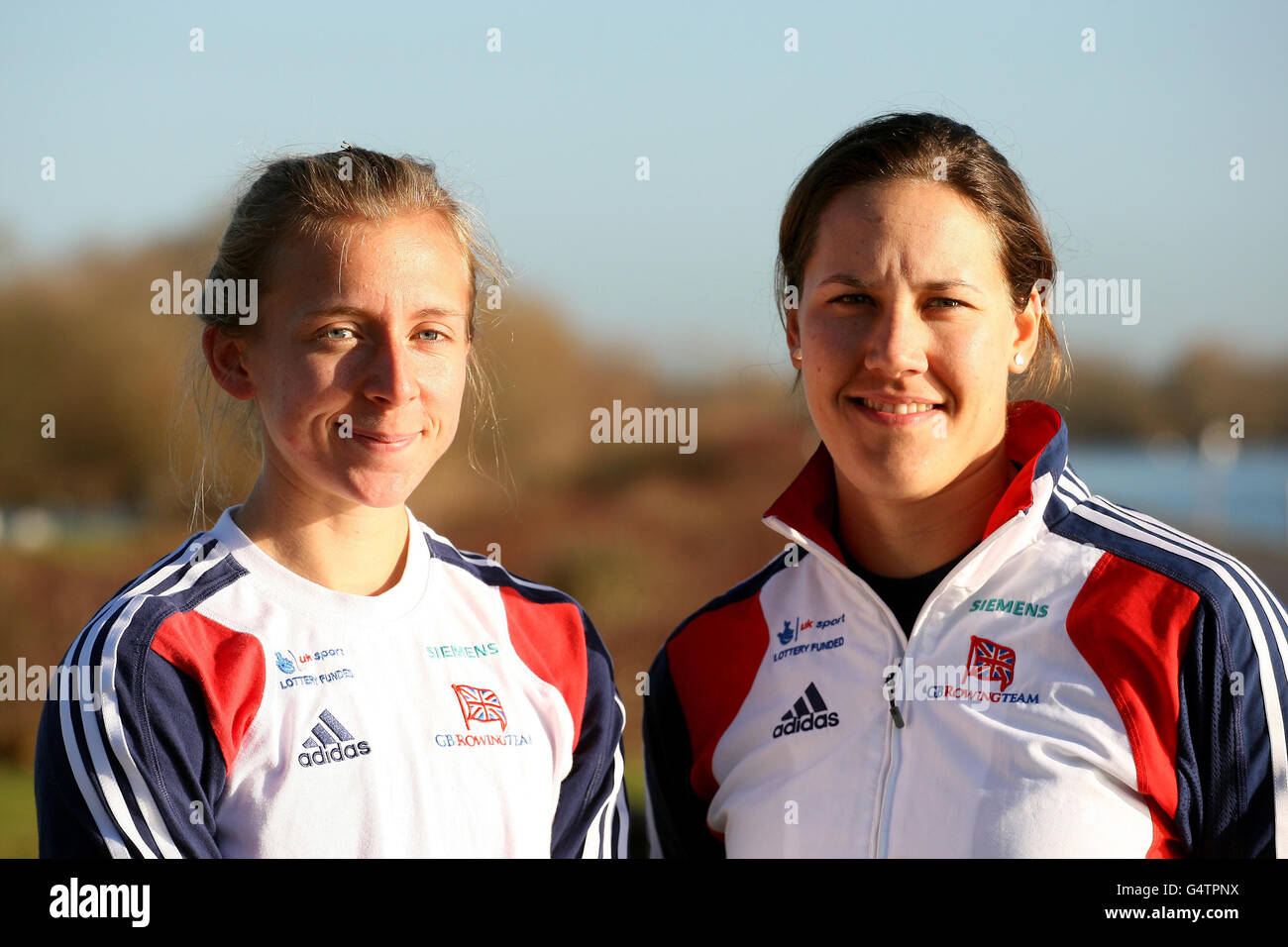 Kat Copeland (à gauche) et Jess Eddie en Grande-Bretagne pendant une journée d'entraînement au lac Redgrave-Pinsent, à Caversham. Banque D'Images