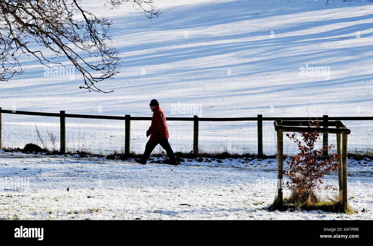 Un marcheur est vu dans le Crickley Hill Country Park, Gloucestershire, alors que le pays se vantait d'un temps plus frais qui a apporté de la neige à certaines régions. Banque D'Images