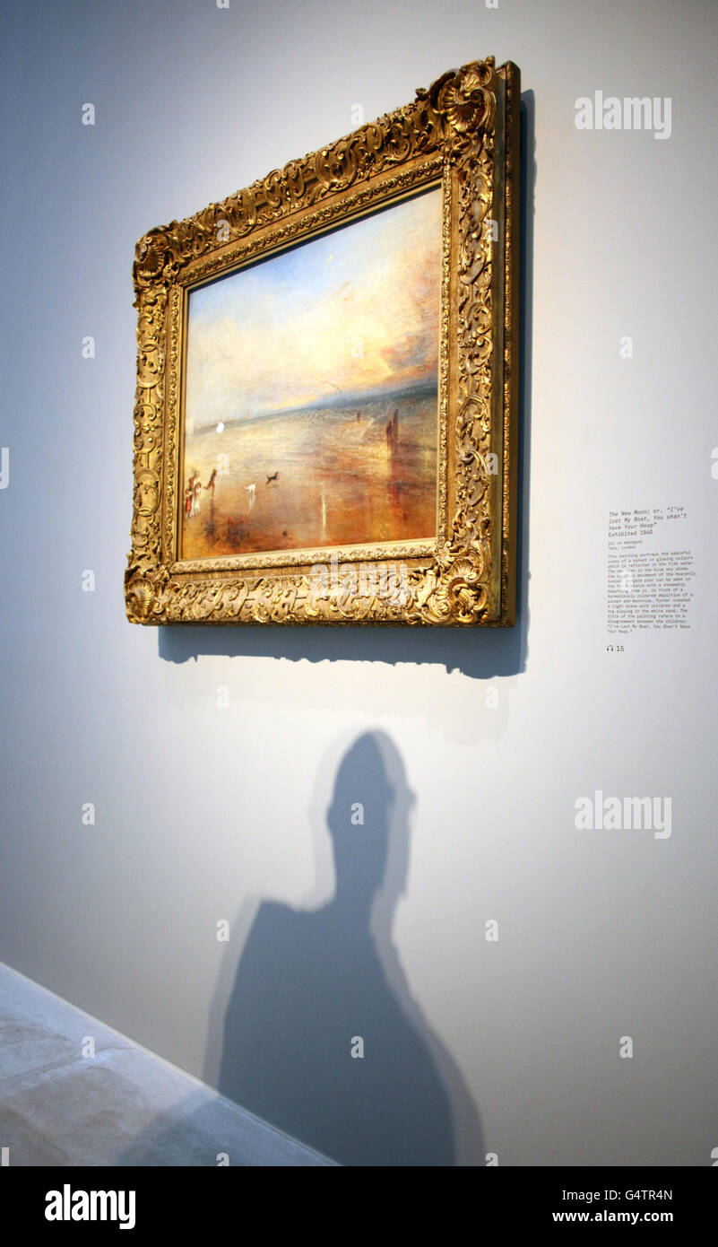 Un homme voit la Nouvelle Lune de Turner lors d'un photocall à la galerie Turner Contemporary de Margate, Kent, alors que 88 de ses œuvres sont exposées dans une grande exposition intitulée Turner and the Elements. Banque D'Images