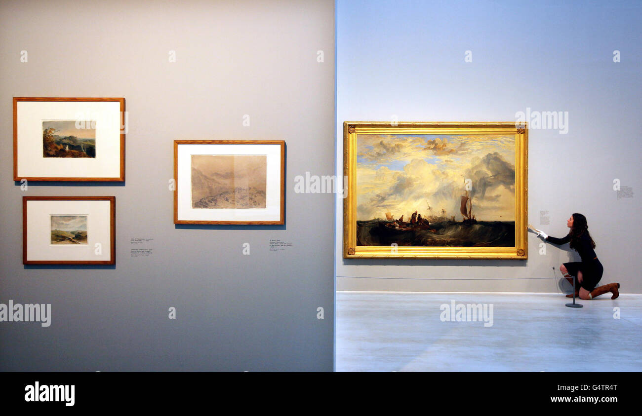 Le conservateur Lauren Wright prépare des peintures de JWM Turner lors d'un photocall à la galerie Turner Contemporary à Margate, Kent, alors que 88 de ses œuvres sont exposées dans une grande exposition intitulée Turner and the Elements. Banque D'Images