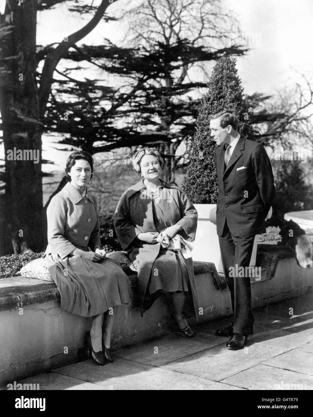 La princesse Margaret nouvellement engagée et la photographe Antony Armstrong-Jones avec sa mère, la reine mère, au soleil au Royal Lodge, à Windsor. Banque D'Images
